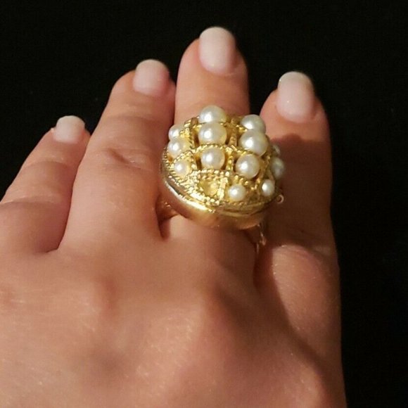 Large Oval-Shaped Lattice Dome Locket Ring With Faux Pearls by Avon - Picture 10 of 12